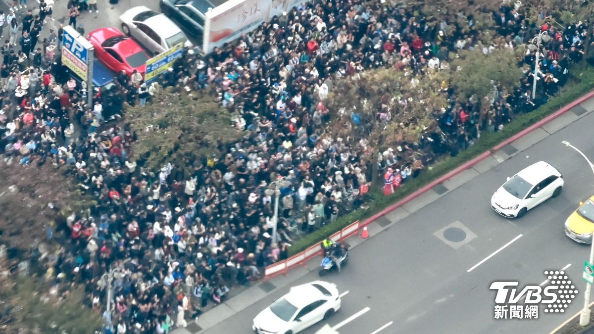 台北101下方擠滿人潮。(圖/區國強攝)