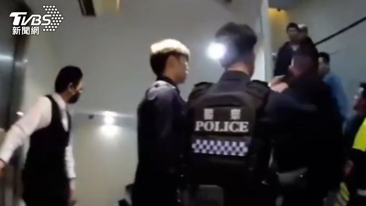 兩群酒客早有糾紛,在樓梯間相遇時爆發衝突。(圖/TVBS)
