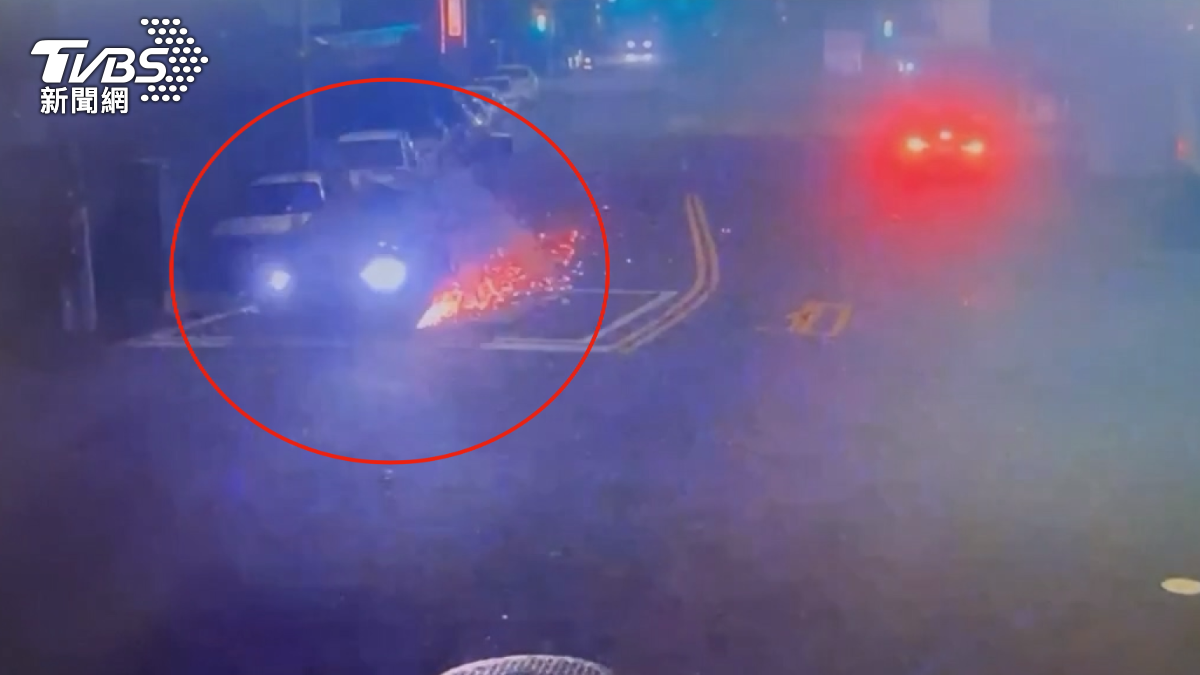 黑車撞繳費亭拖行冒火花,另一輛白色車輛則往另一方向竄逃,員警一度掏槍喝斥。(圖/TVBS)