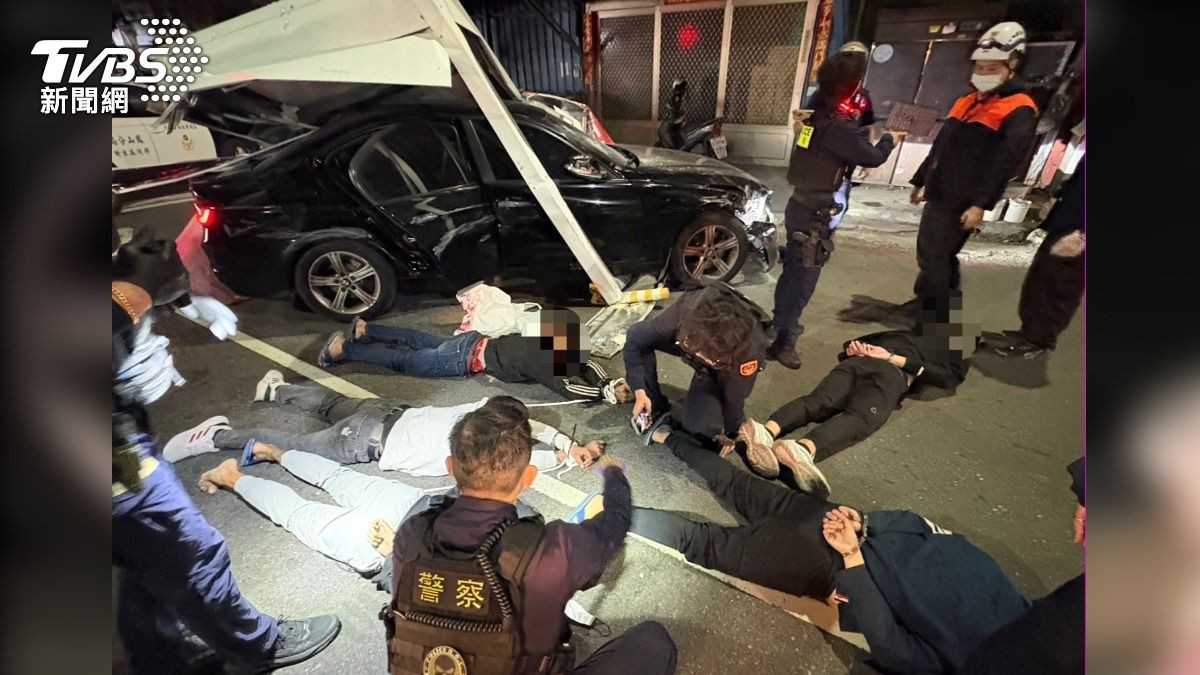 民眾表示,當時聽到很大的聲響才跑出來查看,發現警察正在抓人並將嫌犯壓制在地。(圖/TVBS)
