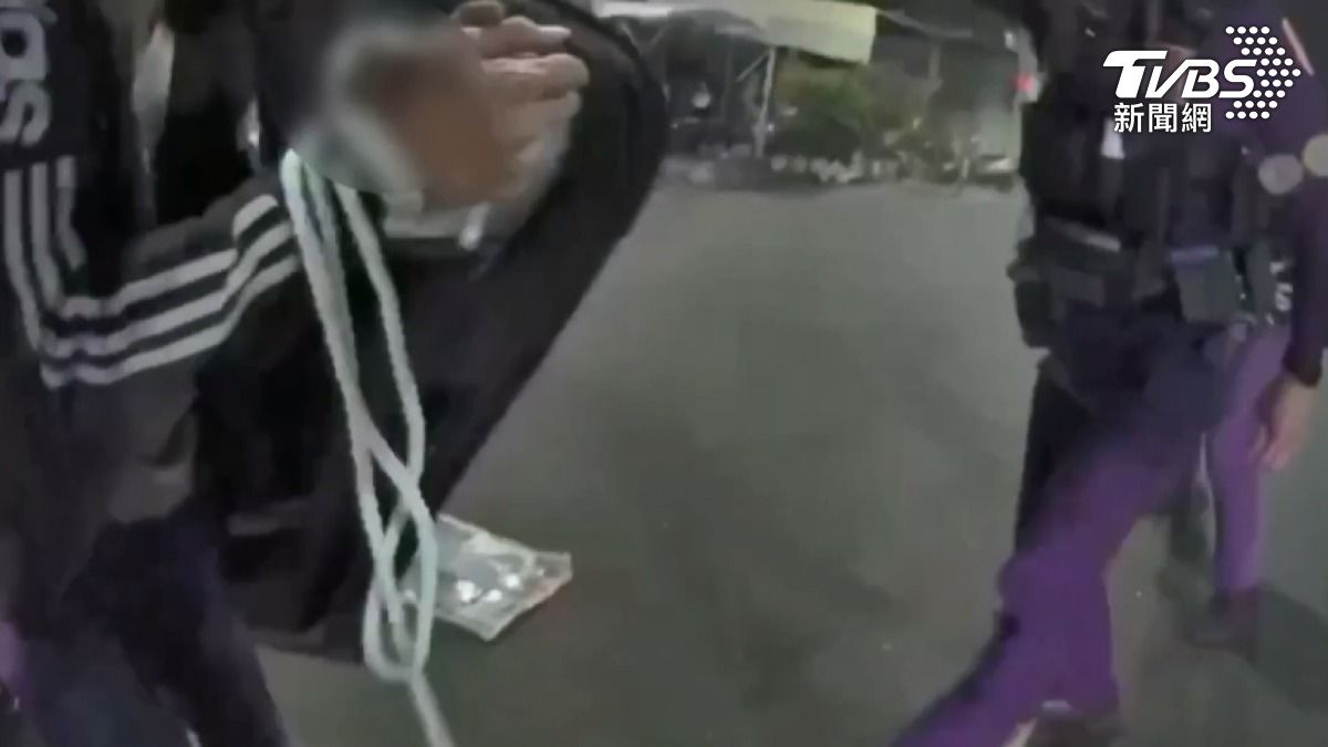 債主們於是設下圈套,謊稱要介紹年輕女生給2人認識,約出見面後,立即將其手腳五花大綁強押上車。(圖/TVBS)