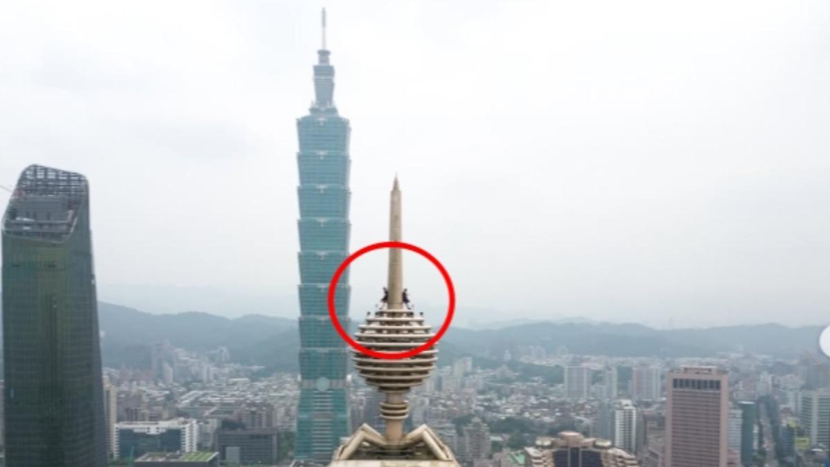 法國極限運動玩家,登上信義遠雄金融中心大樓尖端,照片一出網友議論真偽。(圖/取自street__vision)