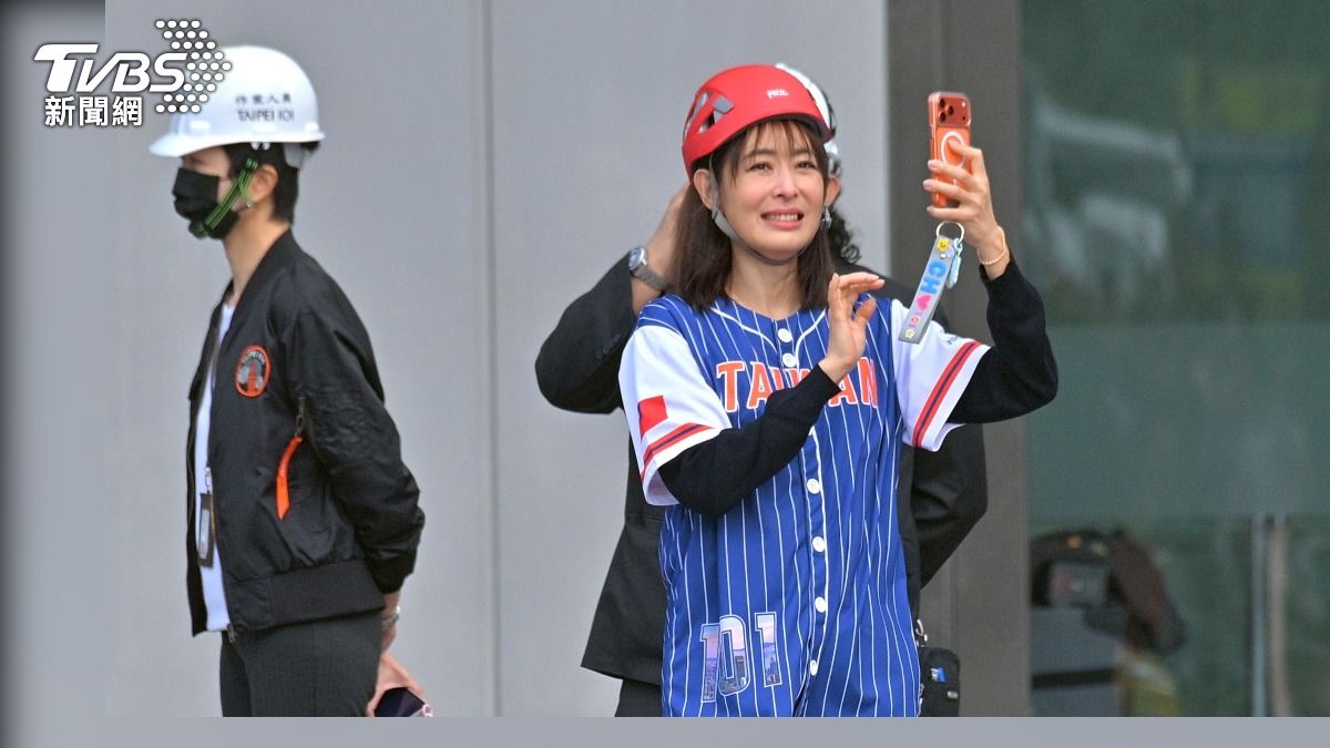 霍諾德登頂成功！粉絲嗨翻不肯離場　賈永婕穿TAIWAN球衣加油