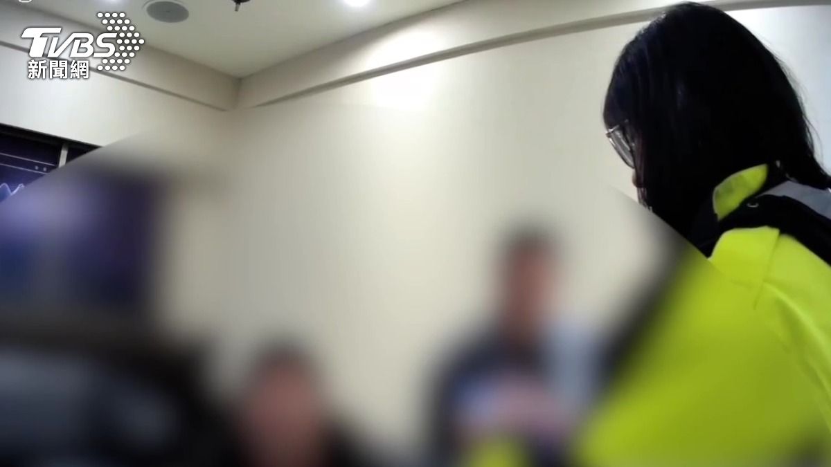 警方現場抄登資料後確定雙方不提告後離開。(圖/TVBS)