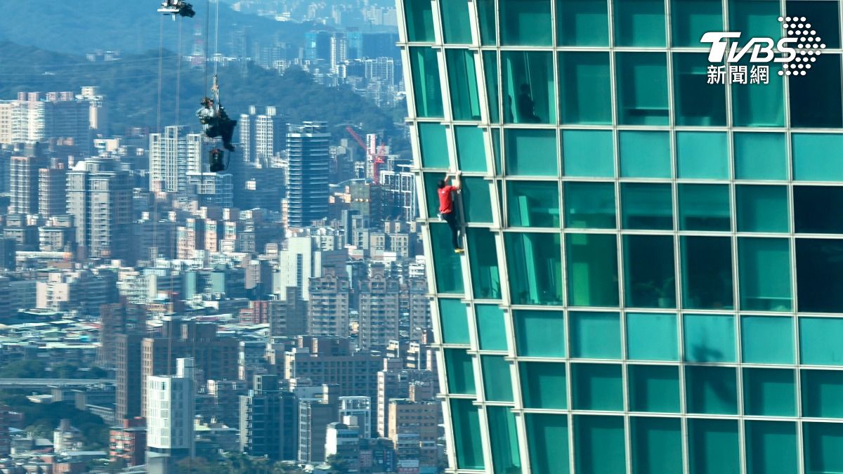 霍諾德不斷向上攀爬，與一旁高樓形成對比。（圖／區國強攝）