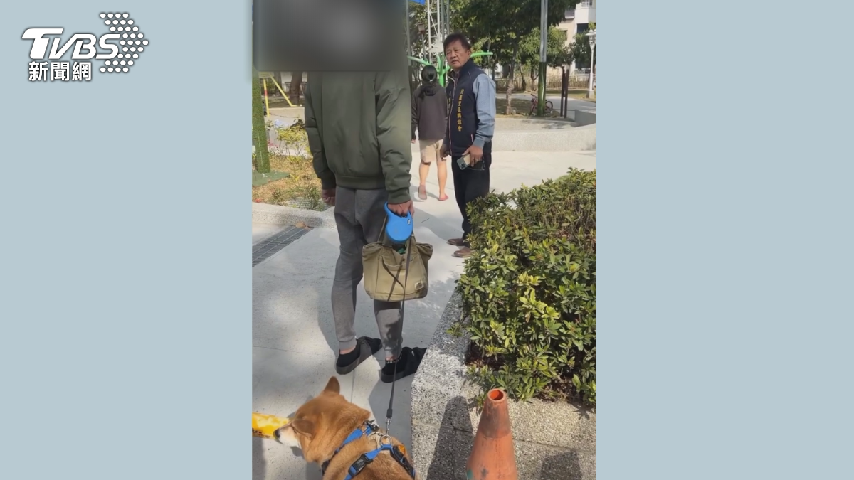 台南北區一處新啟用的公園，有飼主帶毛小孩到公園散步，結果遭當地里長強力制止。（圖／TVBS）