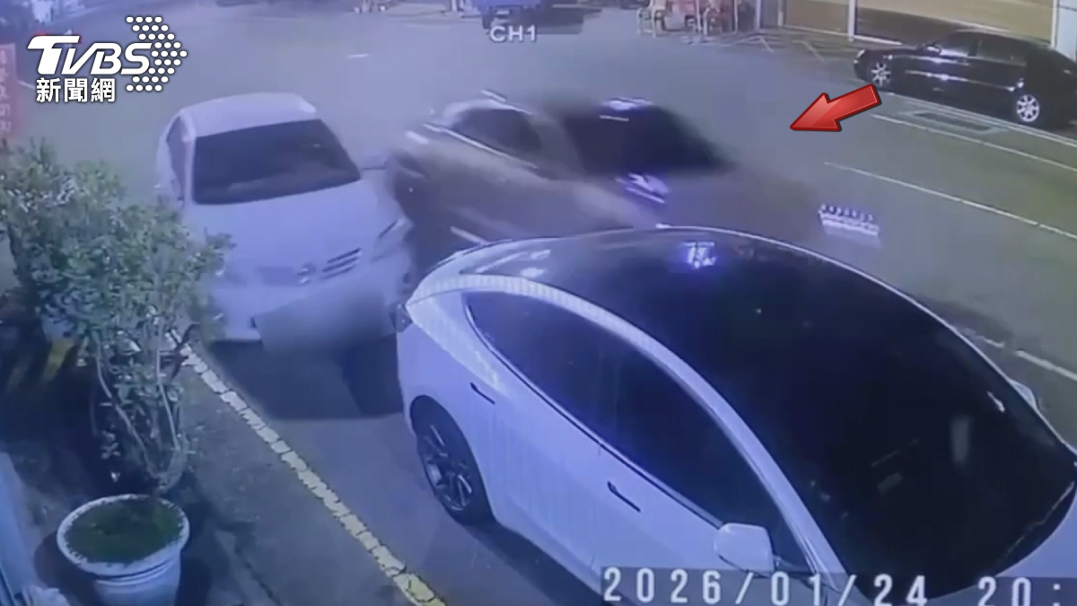 新營深夜連環撞,粉紫色保時捷電動車失控逆向一路連撞,警方到場發現40歲的女駕駛酒測值嚴重超標。(圖/名眾提供)