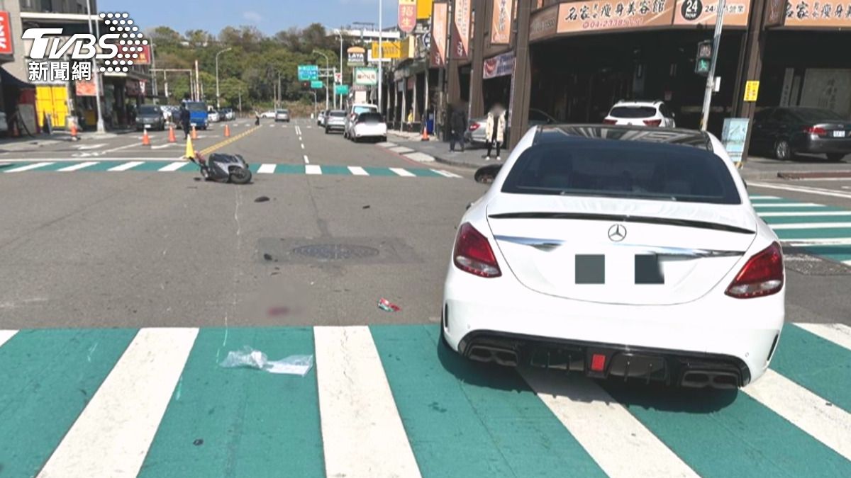 白車稱「看見黃燈」直撞等紅燈機車！2人噴飛　護理師衝出急救。(圖／TVBS)