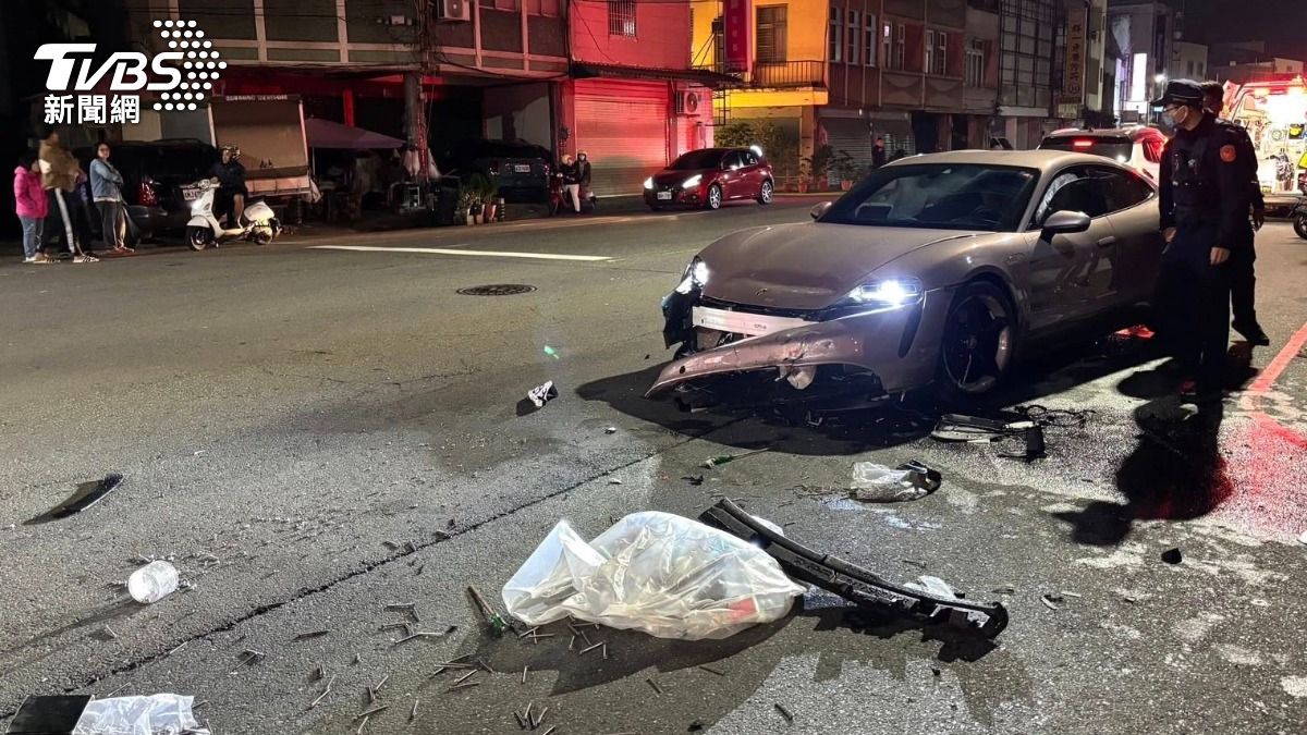 保時捷車頭嚴重毀損,郵局前方的小貨車更被撞擊後位移10多公尺。(圖/TVBS)