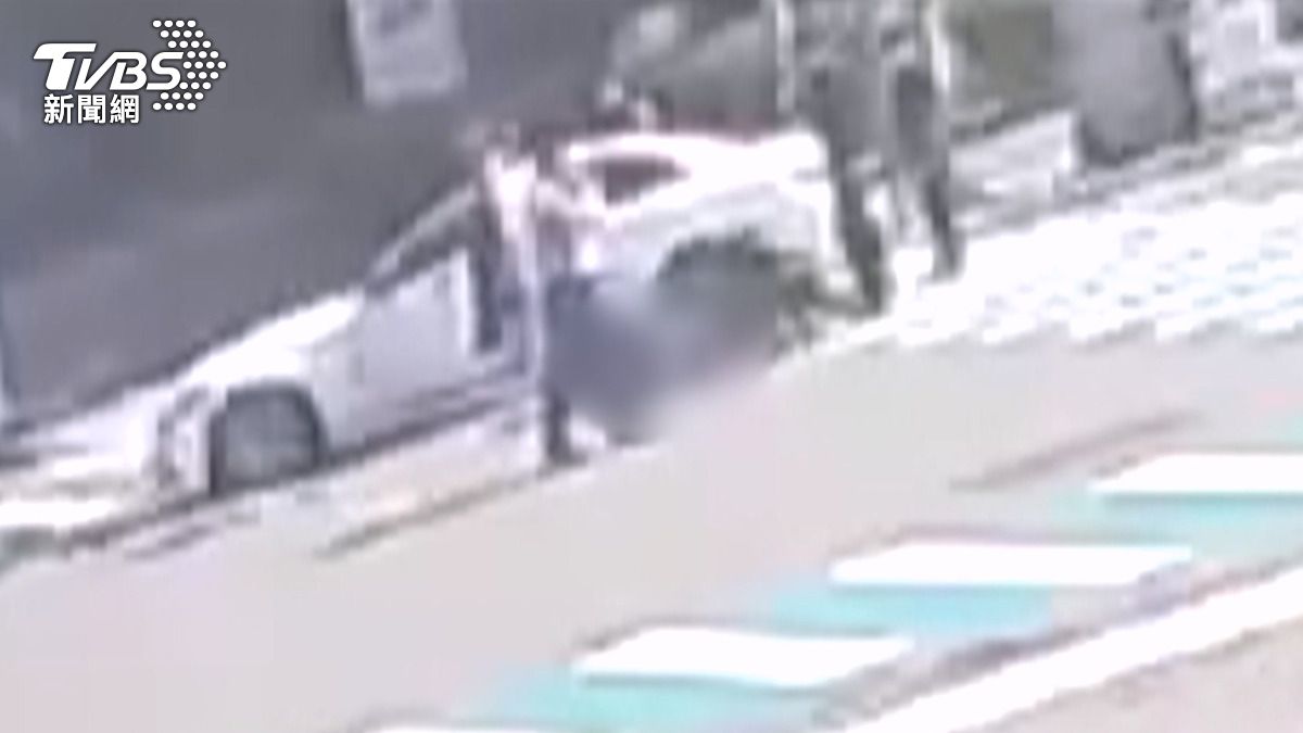 白色車輛從後方直直撞上前方機車，完全沒有任何煞車跡象。(圖／店家提供)