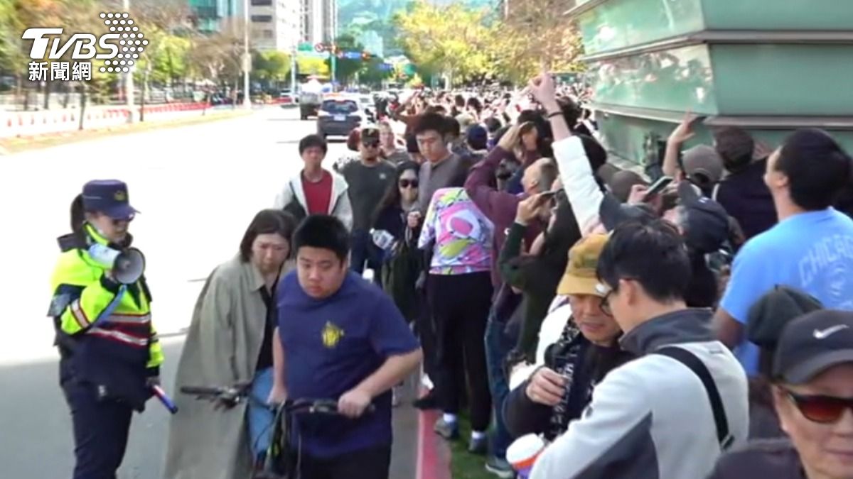 員警拿大聲公提醒民眾。(圖/TVBS)