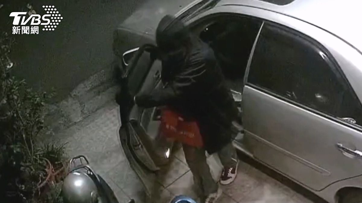 草屯「蜈蚣男」出沒!沿街偷走7雙男鞋 連蚊香菸都不放過。(圖/民眾提供)