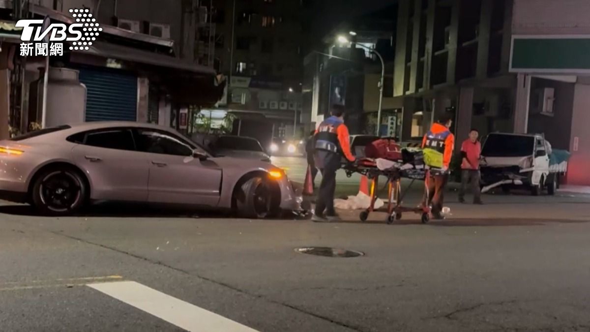 這起事故導致,停放路旁的3輛汽車及3輛機車,現場有1位小貨車駕駛受傷,警方立即通報救護車將傷者送醫。(圖/TVBS)