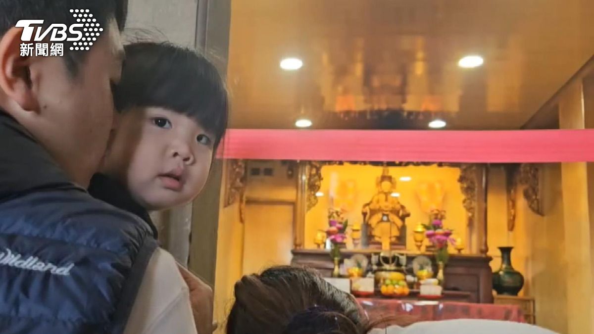 貓頭鷹安穩地停在媽祖頭冠後方正中間的位置,眼神靈動,隨著觀看的人警戒地擺動。(圖/TVBS)
