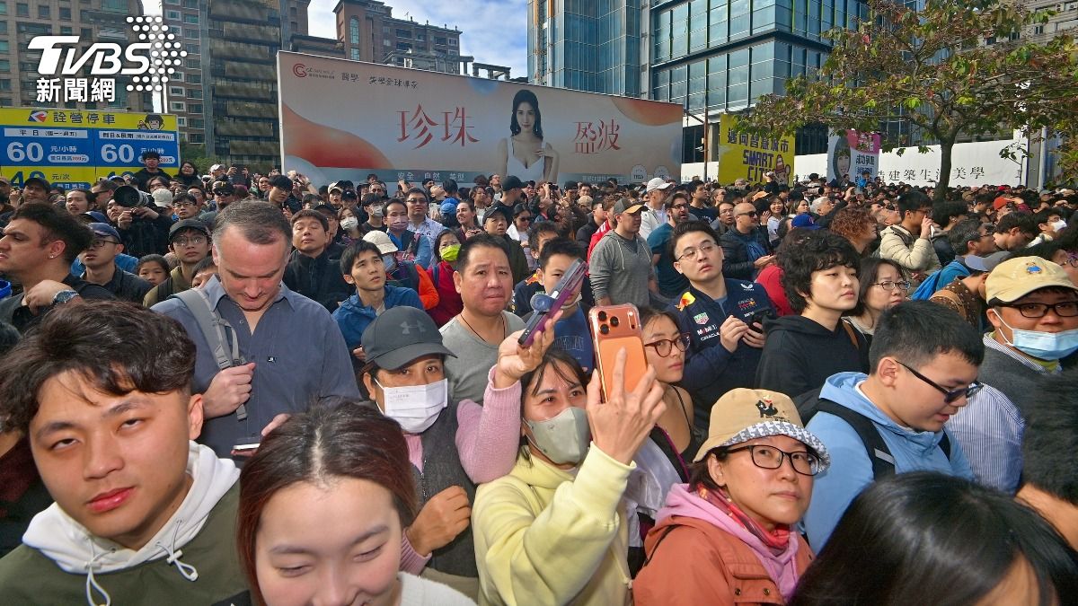 現場吸引上千名群眾圍觀，替霍諾德加油。（圖／胡瑞麒攝）