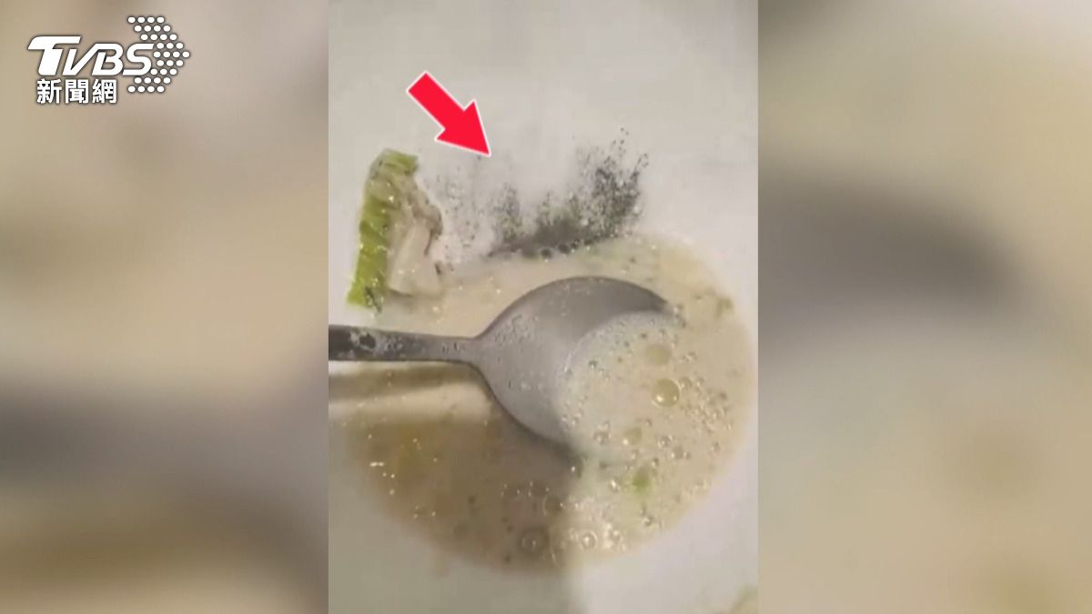 她還貼出4天前在同一間店點同樣餐點的照片,當時湯頭就有滿滿小黑點,吃起來口感異常 畫面翻攝 FACEBOK ●【爆料公社】●