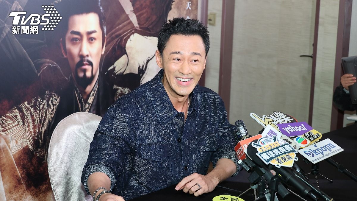 林峯心情似乎極佳,與媒體們聊天不時爆笑。(圖/黃城碩攝)