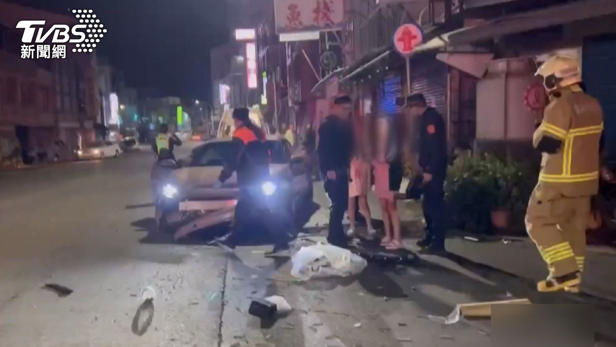 台南新營這起保時捷連撞車禍,事發後引發民眾討論,除了一度傳出有議員到場關心。(圖/名眾提供)