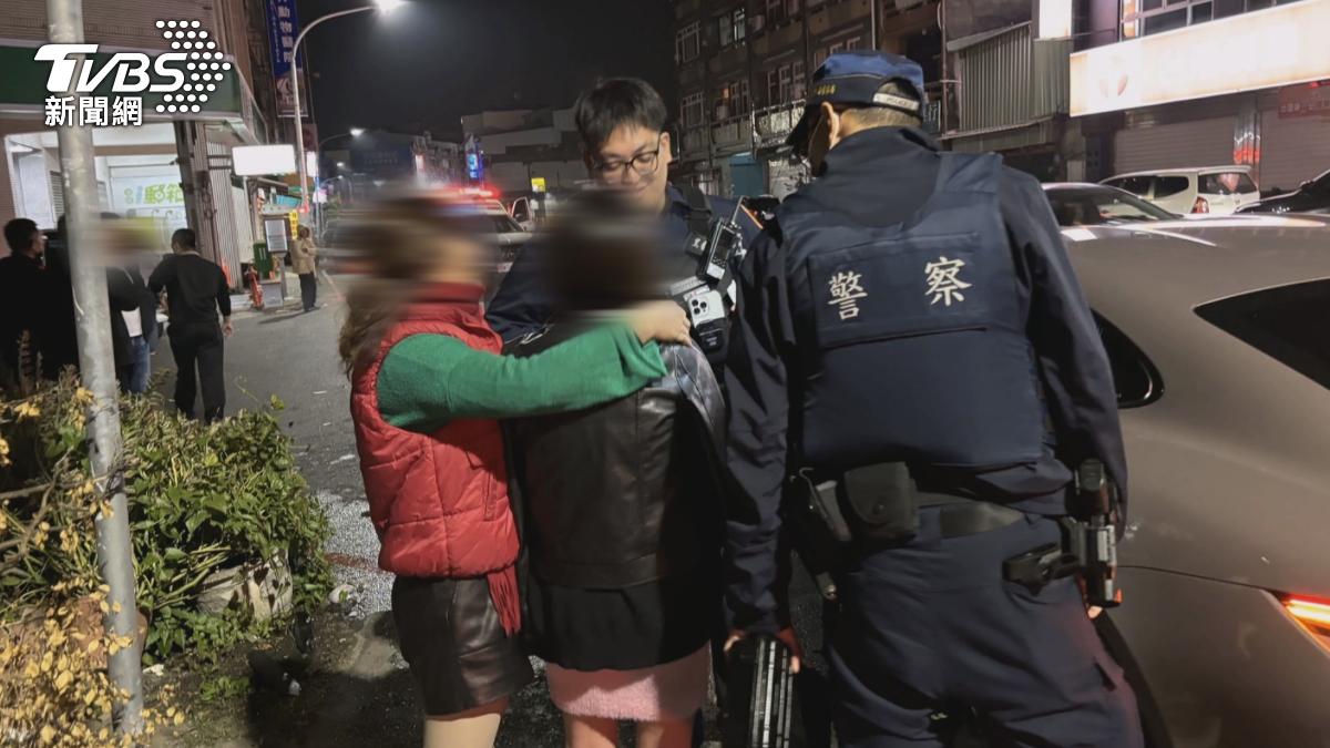 駕駛為一名身穿粉色套裝、罩著黑色外套的長髮女子,由於現場還有一名約11至12歲的女孩同行,引發路人側目。(圖/TVBS)
