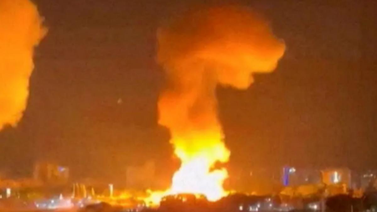 2026年1月3日,委內瑞拉加拉加斯發生爆炸,濃煙滾滾。(圖/翻攝自紐約郵報)