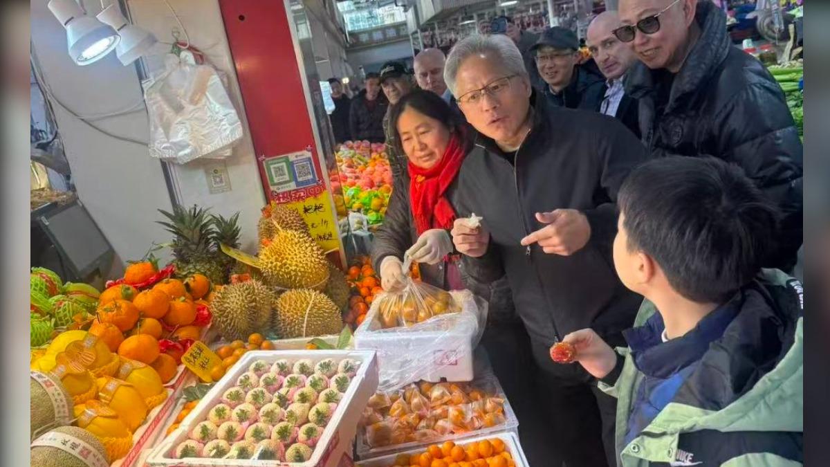 黃仁勳現身上海菜市場發紅包 傳29日抵台接力參加輝達尾牙