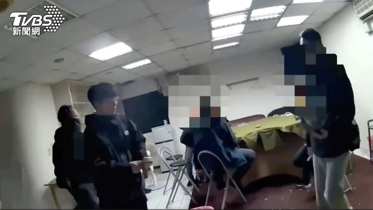 警方持搜索票入內攻堅，當場人贓俱獲。（圖／TVBS）