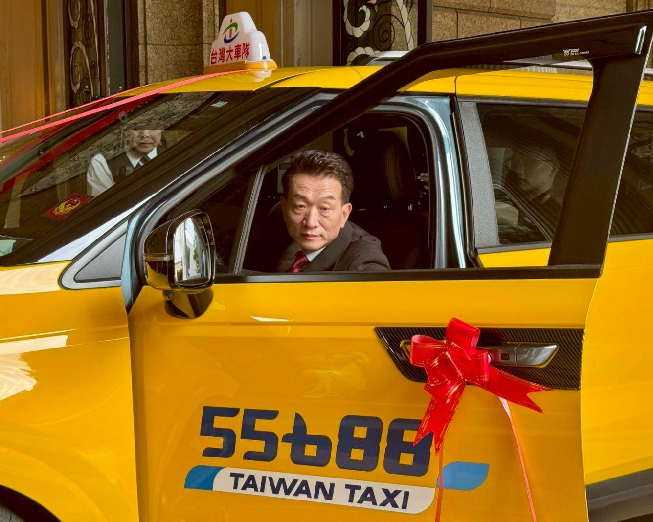 黃路大哥駕駛55688計程車擔任女兒主禮車駕駛。（圖／台灣大車隊提供）