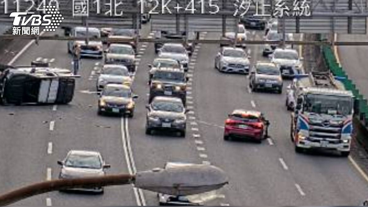 快訊/國1北上汐止段翻車事故!轎車失控逆向停下毀車頭 2歲童送醫