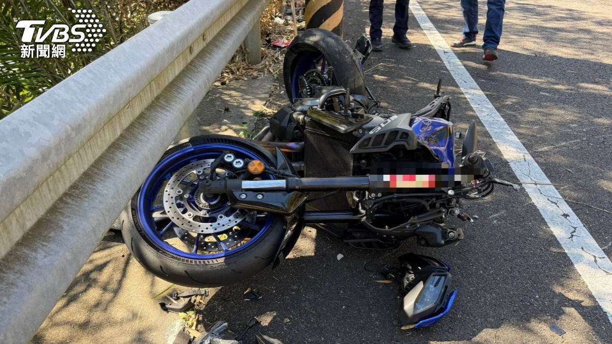 眾人到場後,只見彭男與車輛倒臥在路旁,緊急送醫後宣告死亡。(圖/TVBS)