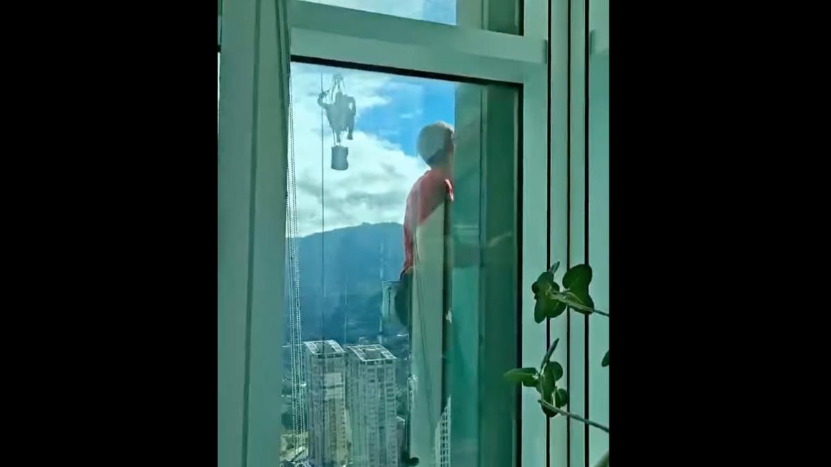 位在101大樓33樓的德國在台協會,在臉書分享一段霍諾德經過窗前的畫面。(圖/德國在台協會臉書)