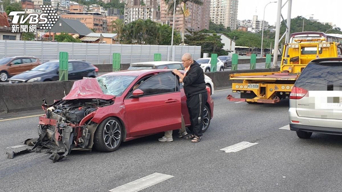 轎車車頭全毀逆向停在外二車道。(圖/TVBS)