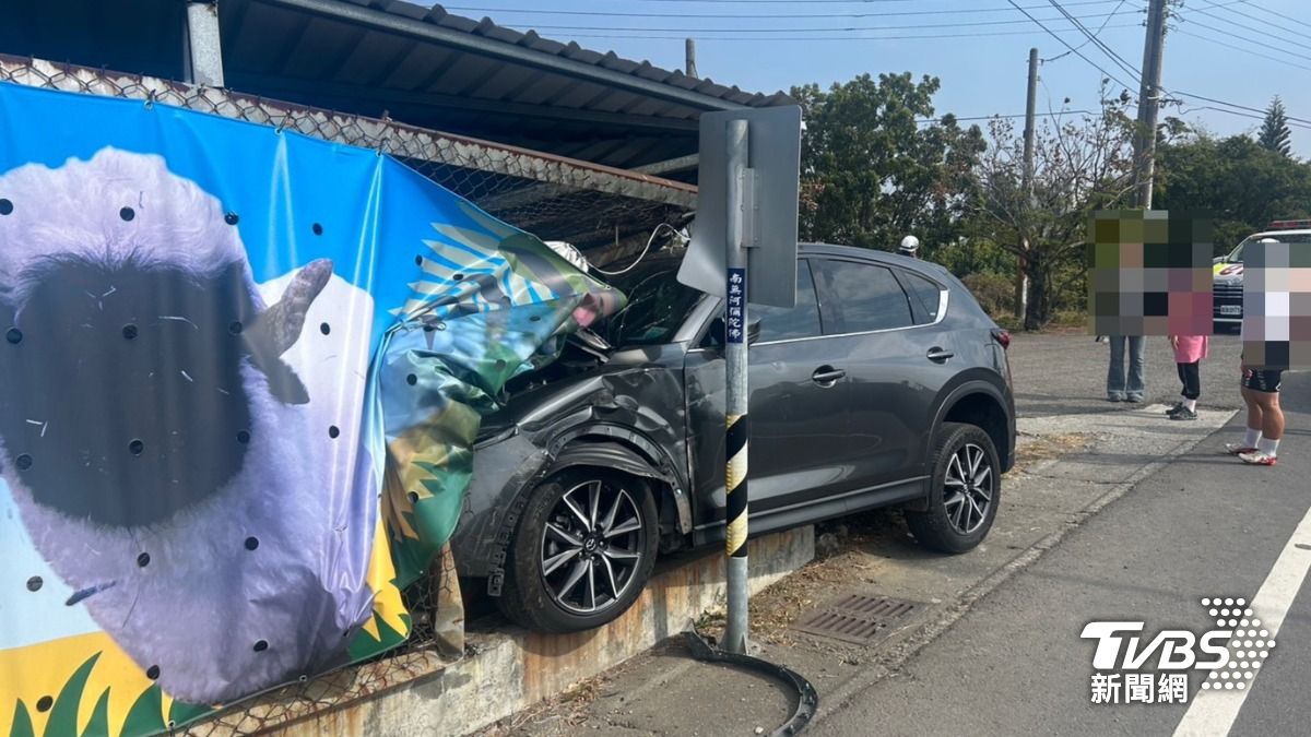 老祖宗保佑!高雄休旅車過彎飛噴「嵌入圍牆」全毀 一家四口僅輕傷