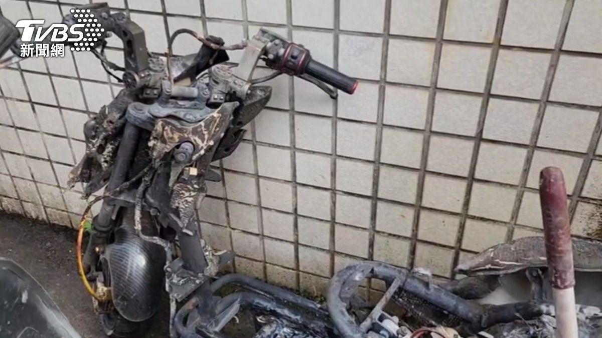 新北樹林發生火燒車案件，電動機車疑電池爆炸起火。（圖／TVBS）