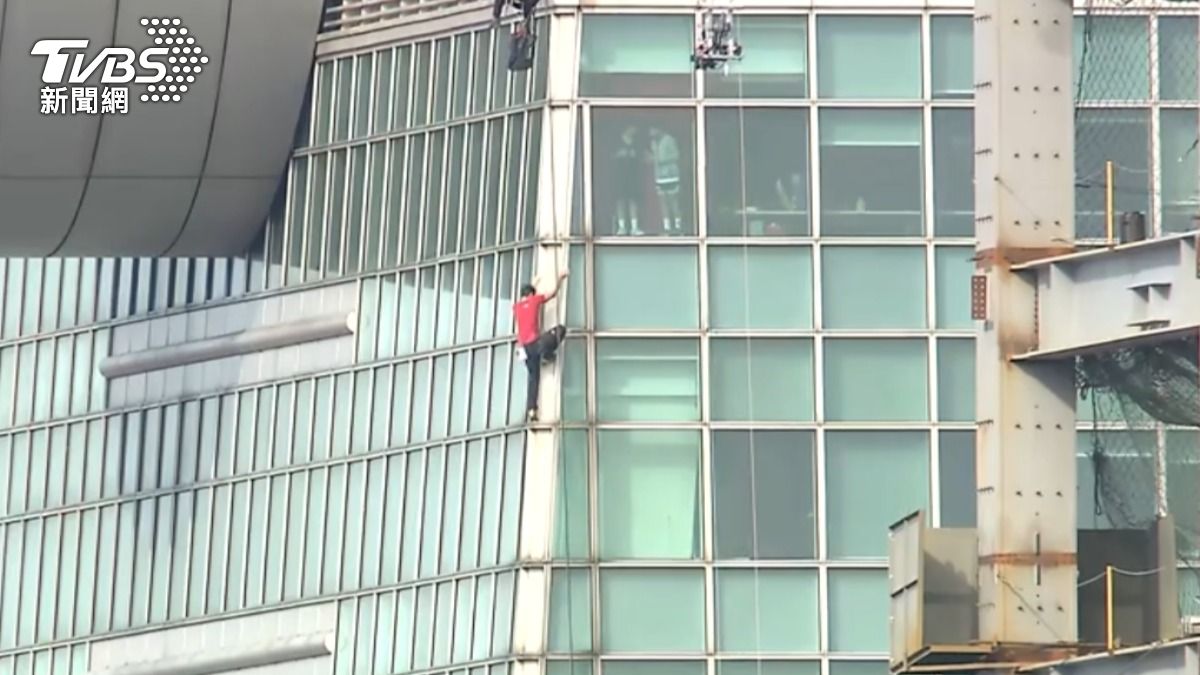 101裡面有民眾和霍諾德揮手。(圖/TVBS)