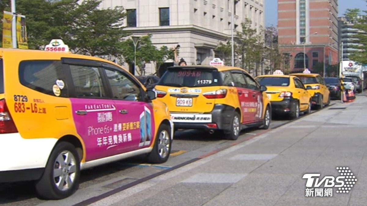 喝茫吐小黃恐賠萬元,司機揭滲進縫隙超難清。(圖/TVBS)