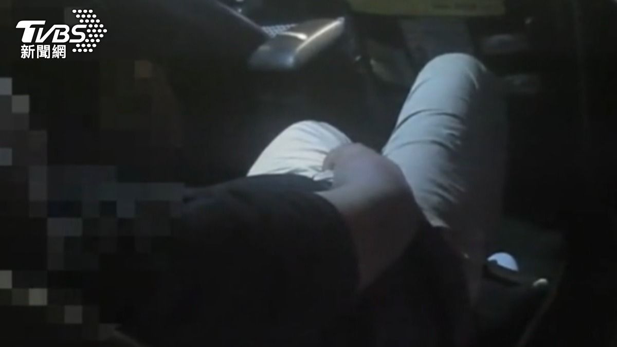 男乘客酒醉熟睡計程車上,被警方叫醒竟暴怒,還拒付車資,攻擊員警。(圖/TVBS)