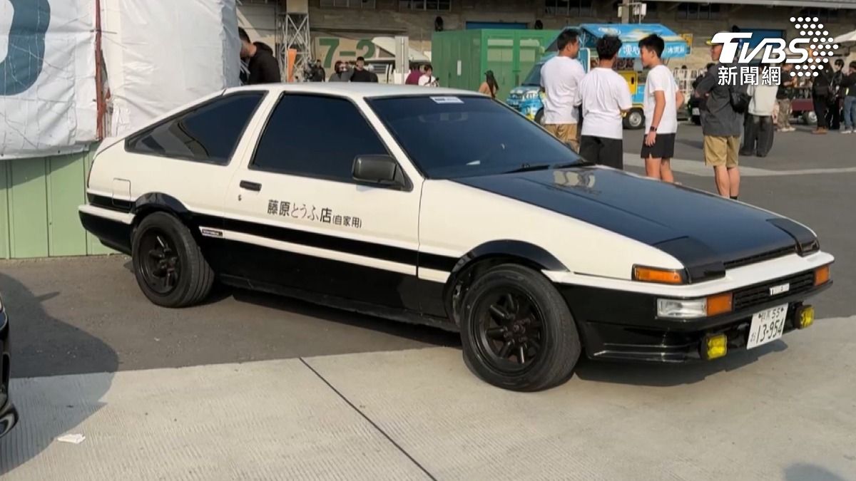 另一輛辨識度極高的黑白塗裝AE86「豆腐車」,更讓民眾興奮不已。(圖/TVBS)