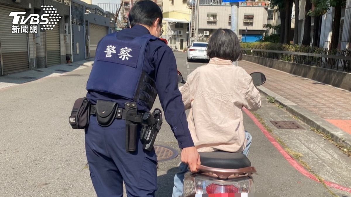 高雄寒冬最暖背影曝 阿嬤摔車「坐地超無助」警一路推車守護