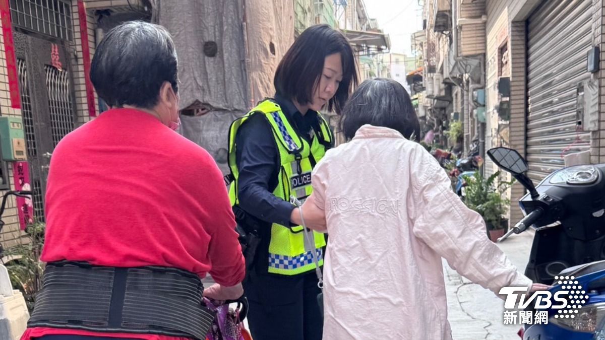 阿嬤不斷感謝警方幫忙。（圖／TVBS）