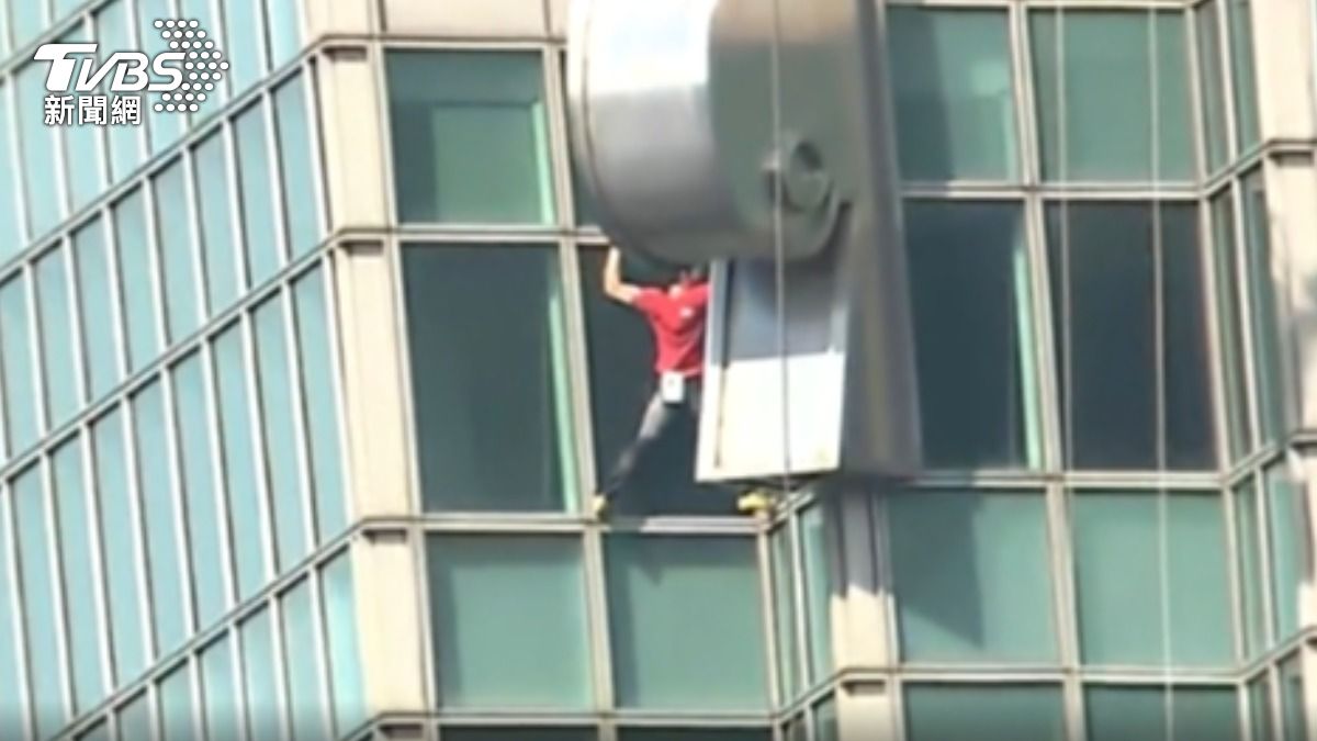 徒手爬台北101! 霍諾德91分鐘攻頂 北市動員30單位百人護安全。(圖/TVBS)