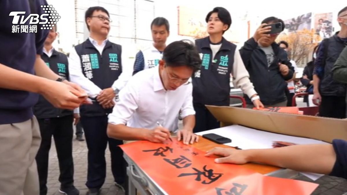 黃國昌把握卸任前時光，赴台南發放發財金與民眾互動。（圖／TVBS）