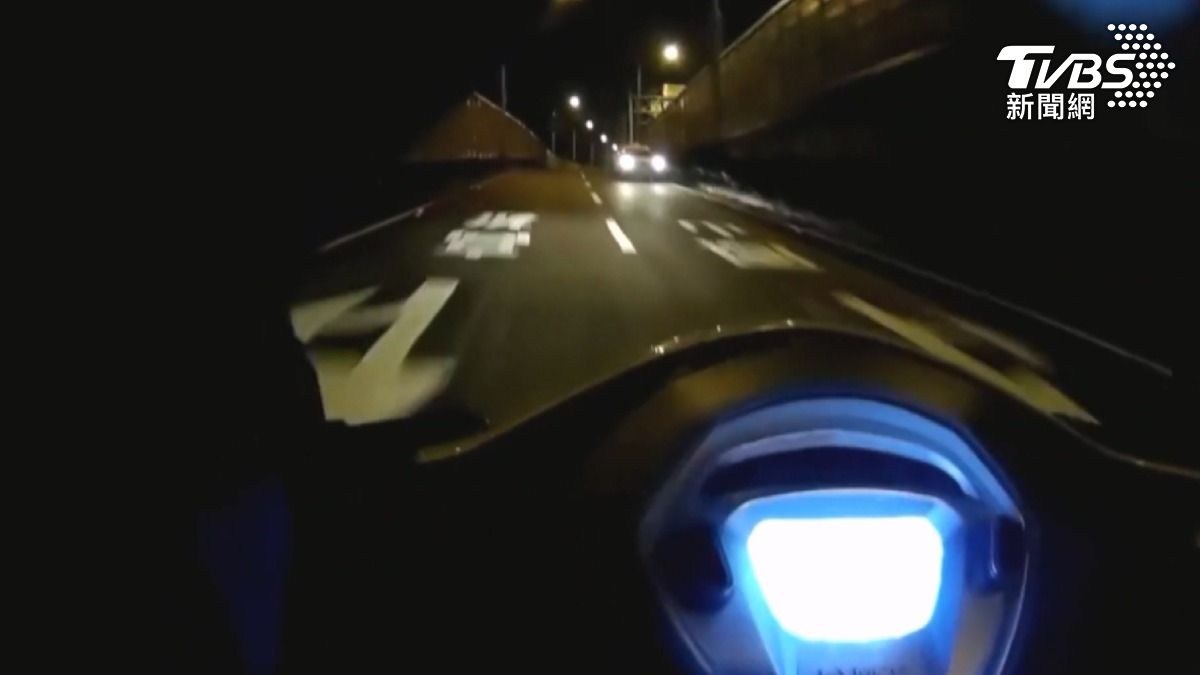 違規車輛從其他閘道逆向駛上國道,警方立即呼叫支援追緝。(圖/TVBS)