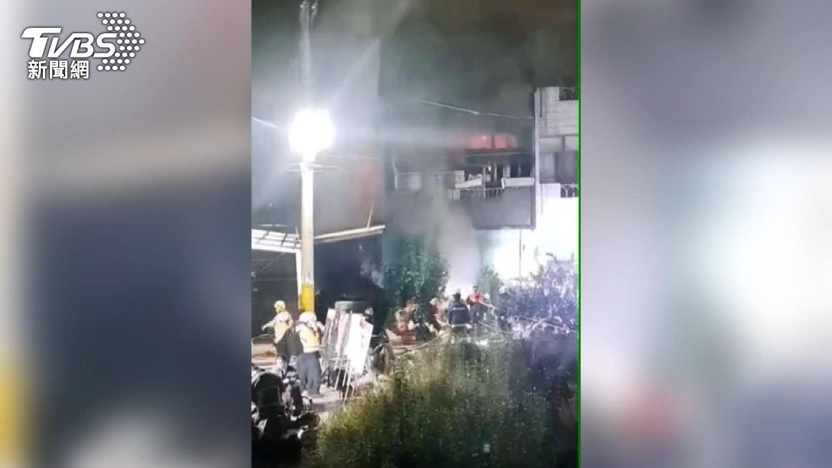 從遠處可見透天厝二樓燒得通紅,火煙不斷冒出 。(圖/民眾提供)