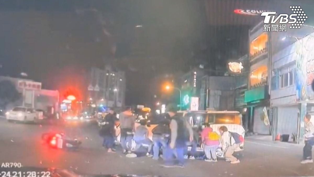 屏東恆春24日晚間一輛小客車於路口迴轉時,直行女騎士閃避不及自摔滑入車底,熱心民眾搶先合力抬車救人。(圖/TVBS)