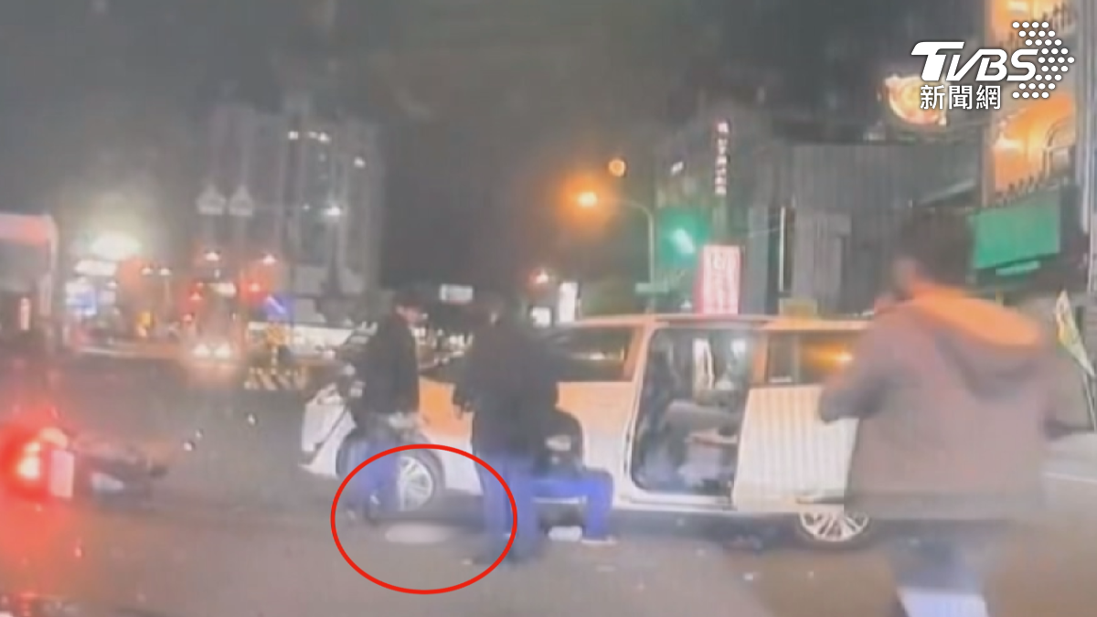 車禍當時恰巧被準備執行取締勤務的巡邏員警目擊,警車在10秒內抵達現場。(圖/TVBS)