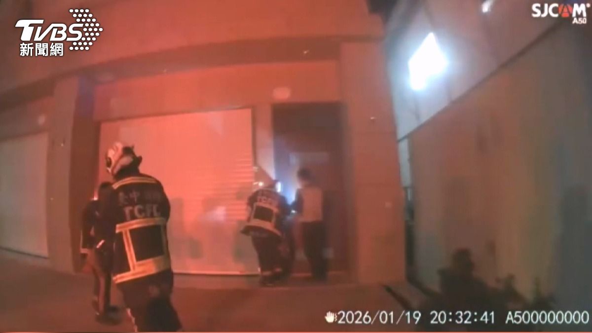 郭姓夫妻參觀預售透天豪宅，電梯突然故障卡住，三人受困長達20分鐘，最終報警求助。(圖／TVBS)