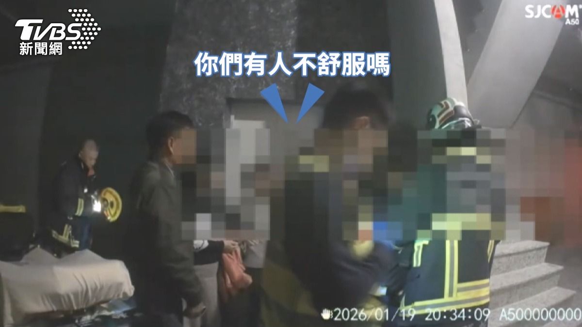 警方與消防人員到場後立即使用工具順利打開電梯門，當下民眾情緒明顯放鬆。(圖／TVBS)