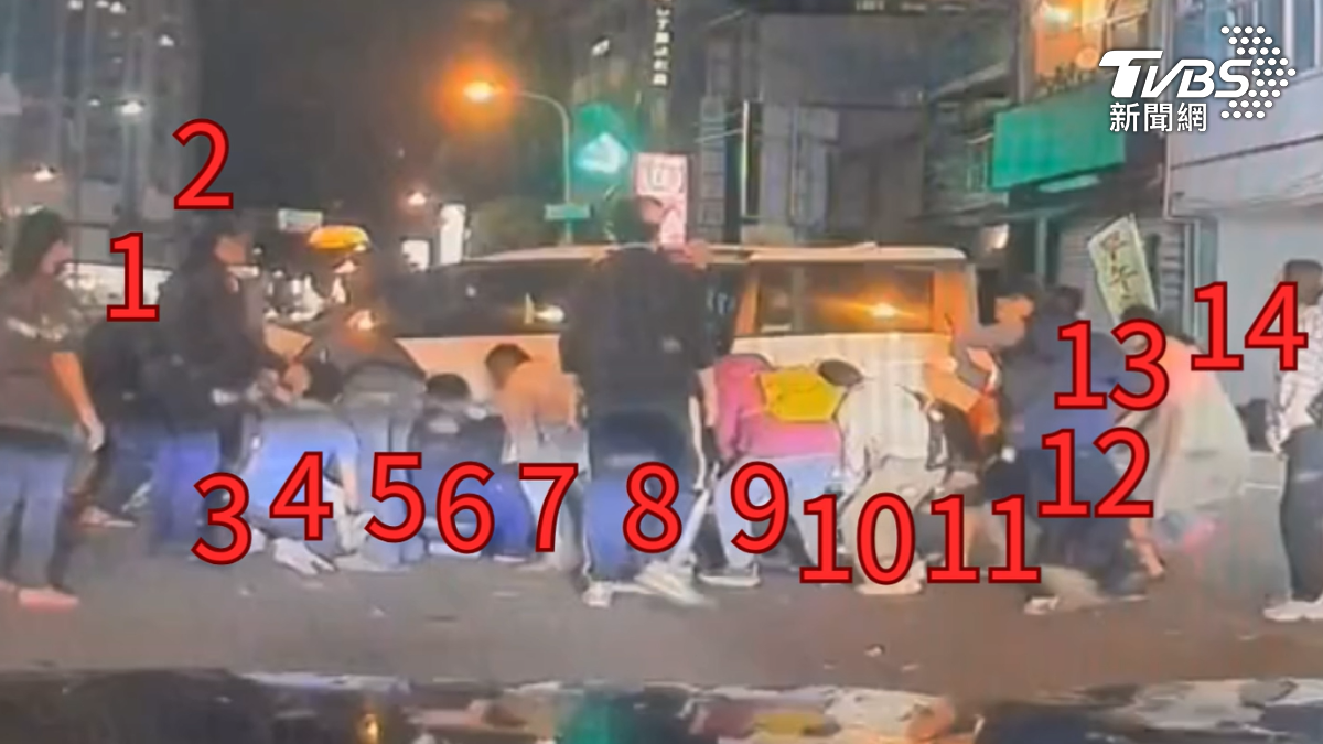 女騎士受困車底，眾人合力抬車，現場熱心民眾多到數不清，還有人想幫忙卻擠不進去。（圖／TVBS）