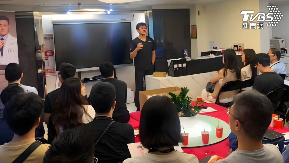 在臨床研習課程中,張光正醫師以多年帶領讀書會的經驗,向年輕醫師講解治療邏輯與證據結構。。(圖/真美學時尚診所臉書)