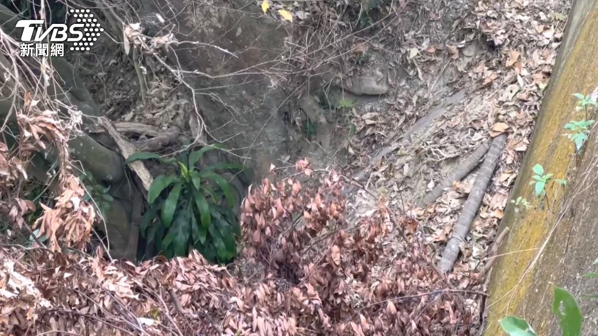 研判可能是因為土石掩埋才導致遺體長年未被發現。(圖/TVBS)